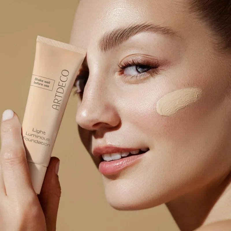 Light Luminous Foundation van ARTDECO in 08-Neutral – Neutral Porcelain – productfoto 5 van 5