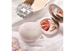 Highlighter-Palette BRIDES & BESTIES BLUSH & HIGHLIGHTER DUO, für einen strahlenden Wedding-Glow fra Catrice i Orange – produktbillede 4 af 4