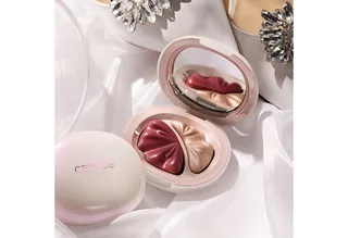Highlighter-Palette BRIDES & BESTIES BLUSH & HIGHLIGHTER DUO, für einen strahlenden Wedding-Glow de Catrice en Rouge – photo du produit 4 sur 4