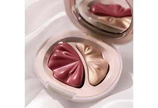 Highlighter-Palette BRIDES & BESTIES BLUSH & HIGHLIGHTER DUO, für einen strahlenden Wedding-Glow de Catrice en Rouge – photo du produit 3 sur 4