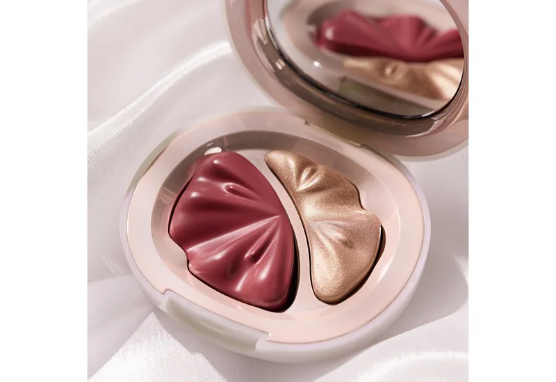 Highlighter-Palette BRIDES & BESTIES BLUSH & HIGHLIGHTER DUO, für einen strahlenden Wedding-Glow de Catrice en Rouge – photo du produit 3 sur 4