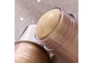 Körperöl SEASHELL STORIES Dewy Body Shimmer Stick de Catrice en Or – photo du produit 4 sur 5
