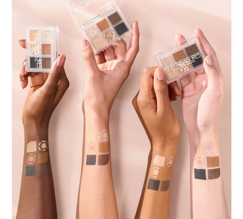 Lidschatten-Palette TINY TREASURES EYESHADOW PALETTE, Matt, schimmernd und metallisch, kompakt und reisefreundlich, vegan. fra Catrice i Brun – produktbillede 4 af 5