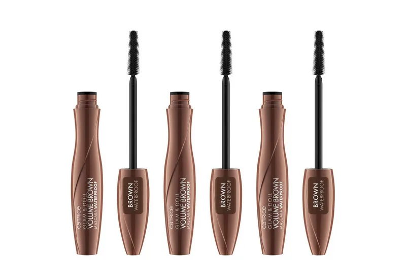 Mascara Glam & Doll Volume Brown Mascara Waterproof, 3-tlg., Wasserfest und volumengebend für einen natürlichen Alltagslook! fra Catrice i Brun – produktbillede 1 af 5