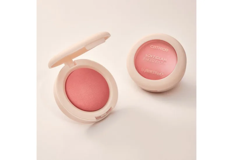 Rouge Soft Glam Baked Blush, 3-tlg., Lichtreflektierende Perlen für eine natürliche Ausstrahlung fra Catrice i Lyserød – produktbillede 5 af 5
