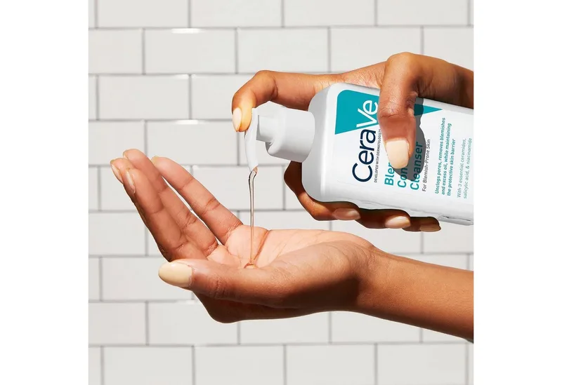 Gesichtspflege porentiefe Reinigung Gel gegen unreiner, zu Akne neigender Haut von CeraVe in 236 ml – Produktfoto 2 von 5