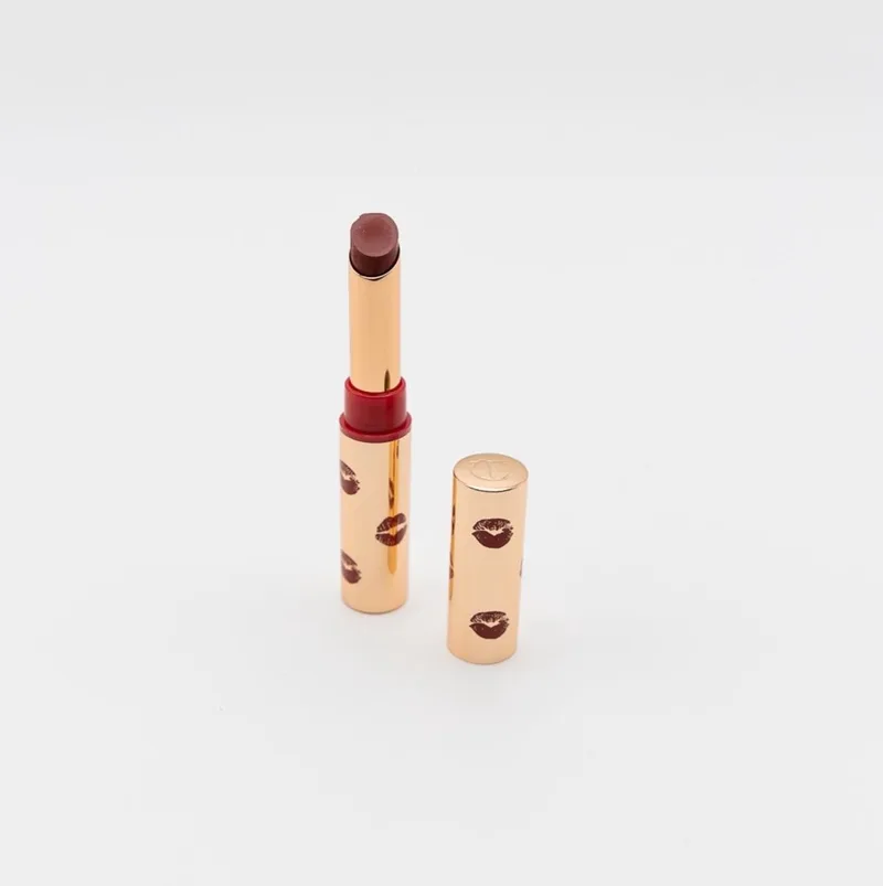 Lucky Lips Lipstick - Cherry dream fra Charlotte Tilbury i Kersenrood – produktbillede
