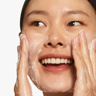 All About Clean 2 in 1 Cleansing + Exfoliating Jelly Anti Pollution Reinigingsgel fra Clinique i 150 ml – produktbillede 3 af 4