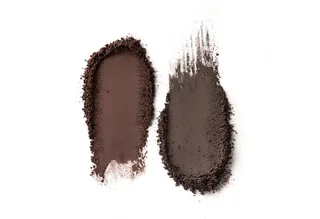 Augenbrauen-Puder BROW POWDER DUO SET, 3-tlg., natürliche Definition der Augenbrauen, präzise Anwendung, verblendbar. de essence en Marron – photo du produit 5 sur 5