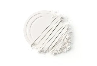 Puder all about soft glow! fixing compact powder waterproof, 3er Pack, wasserfest, langanhaltend, fixierend, leichte Deckkraft van essence in Wit – productfoto 4 van 5