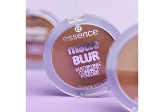 Puder matte BLUR MATTIFYING COMPACT POWDER, 3-tlg. van essence in Bruin – productfoto 5 van 5