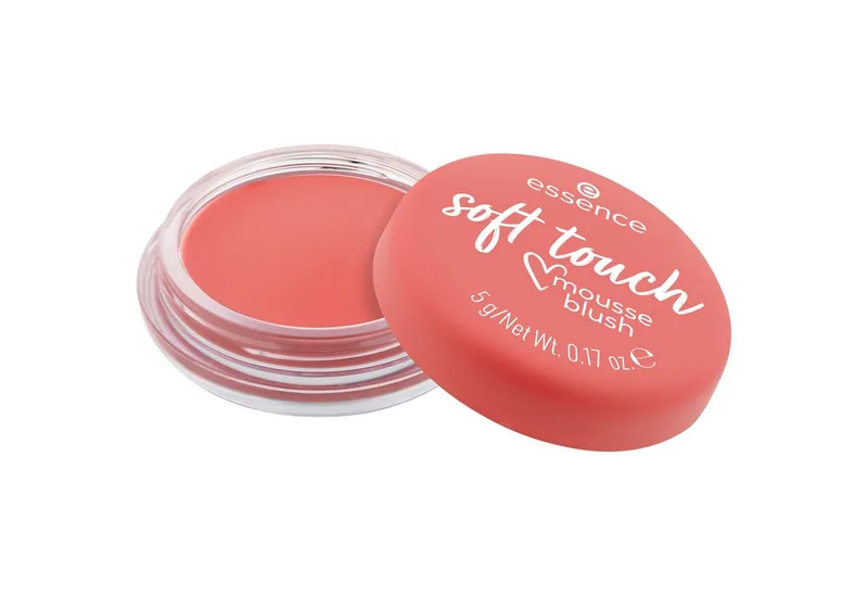 Rouge soft touch mousse blush, 3-tlg., Ebenmäßiger und matter Look, zartes Puder-Finish, variable Deckkraft. von essence in Rot – Produktfoto 4 von 5