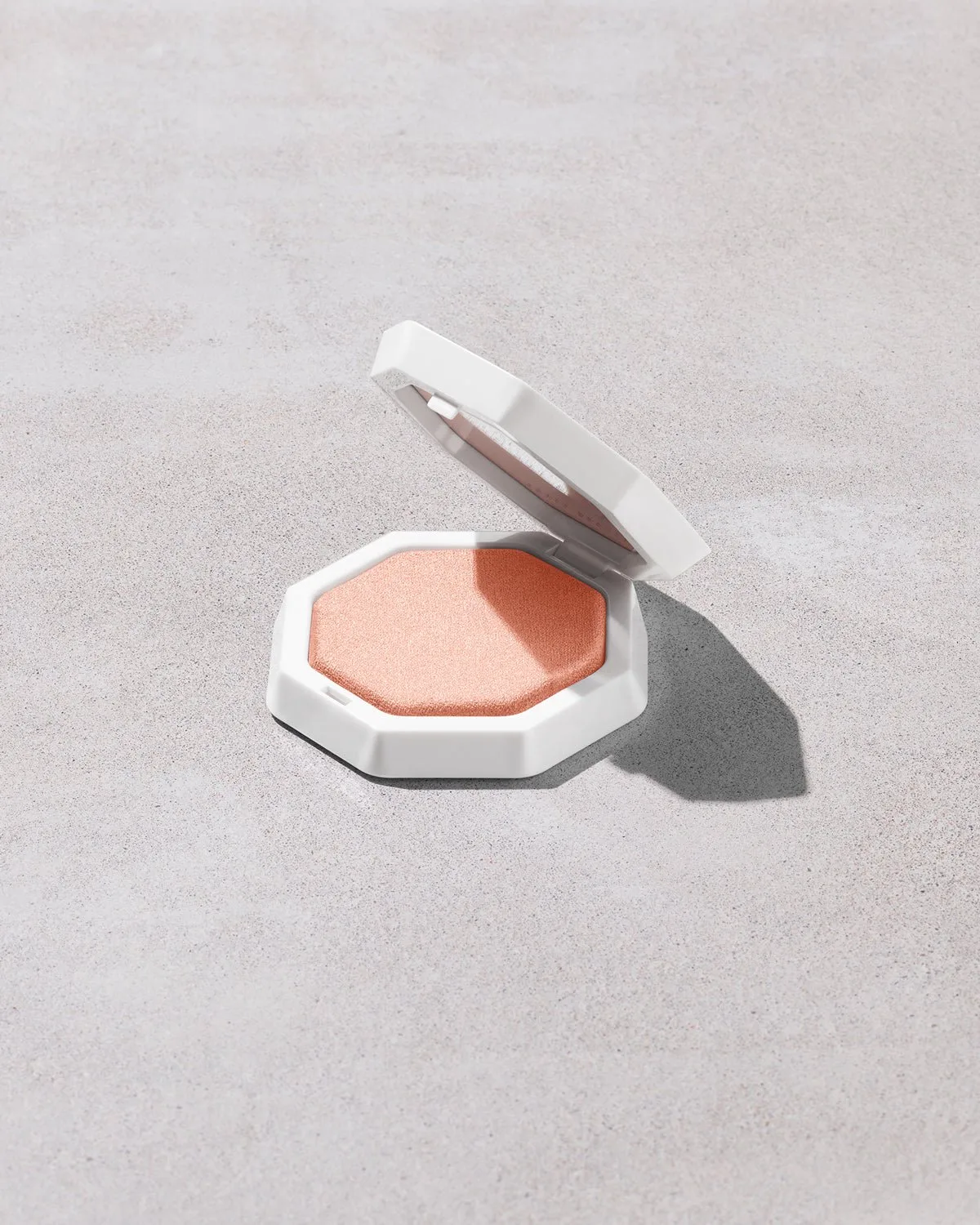Demi'Glow Light-Diffusing Highlighter - 4,5 g de Fenty Beauty en Tutu Much – photo du produit