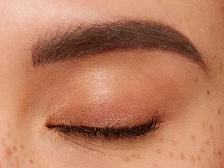 Augenbrauen-Stift INFAILLIBLE 24H FILLING TRIANGULAR PENCIL, mit ovaler und extra feinen Spitze fra L'Oréal Paris i Brun – produktbillede 4 af 5