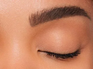 Augenbrauen-Stift INFAILLIBLE 24H FILLING TRIANGULAR PENCIL, mit ovaler und extra feinen Spitze fra L'Oréal Paris i Brun – produktbillede 4 af 5