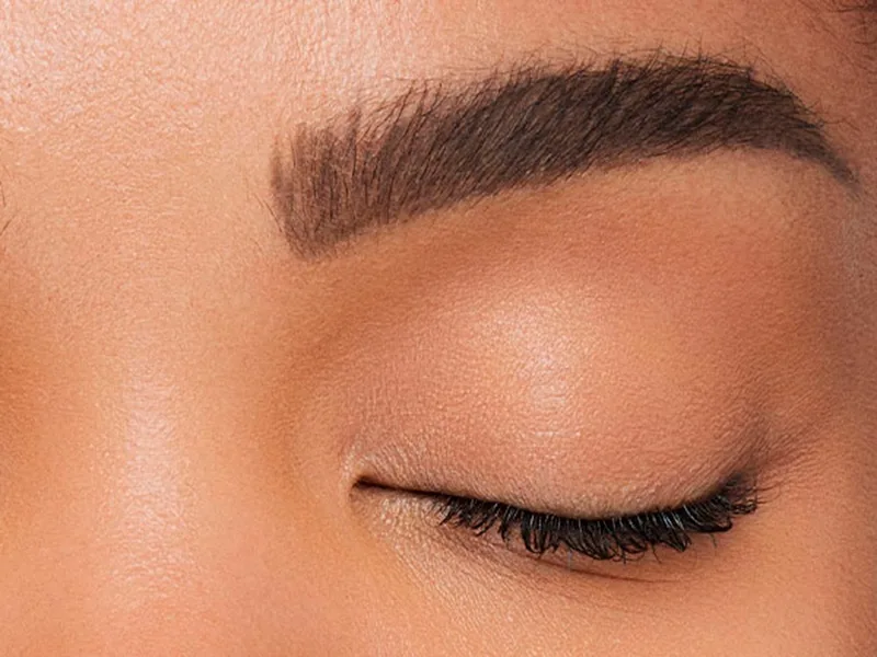 Augenbrauen-Stift INFAILLIBLE 24H FILLING TRIANGULAR PENCIL, mit ovaler und extra feinen Spitze fra L'Oréal Paris i Brun – produktbillede 4 af 5