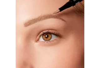 Augenbrauen-Stift INFAILLIBLE 48H MICRO TATOUAGE INK PEN, mit Dreizack-Spitze van L'Oréal Paris in Beige – productfoto 4 van 5