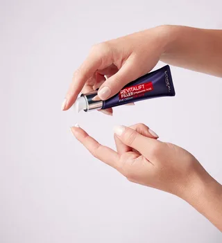 Gesichtspflege REVITALIFT FILLER AUGENCREME FÜR DAS GESICHT, mit Hyaluronsäure, glättet die Haut, feuchtigkeitsspendend de L'Oréal Paris en Blanc – photo du produit 2 sur 5