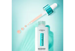 Gesichtsserum BRIGHT REVEAL DARK SPOT NIACINAMID SERUM, hilft Pigment-Sonnen- und Altersflecken sowie Aknemale zu mildern von L'Oréal Paris in Weiß – Produktfoto 5 von 5