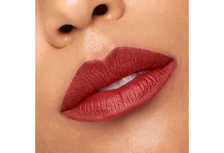 Lippenstift COLOR RICHE INTENSE VOLUME MATTE, mit Arganöl und Hyaluronsäure, pudrig mattes Finish van L'Oréal Paris in Beige – productfoto 2 van 2