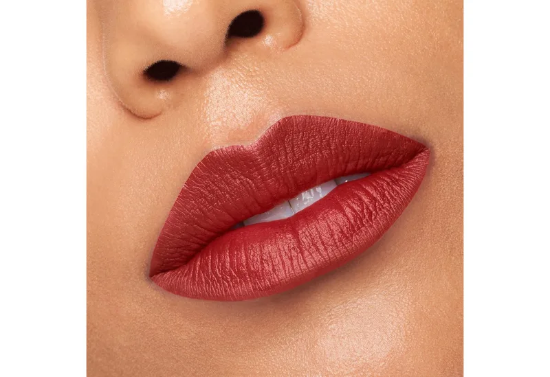 Lippenstift COLOR RICHE INTENSE VOLUME MATTE, mit Arganöl und Hyaluronsäure, pudrig mattes Finish van L'Oréal Paris in Beige – productfoto 2 van 2