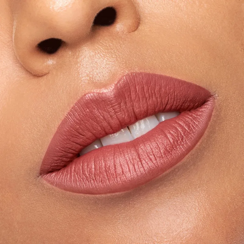 Lippenstift COLOR RICHE INTENSE VOLUME MATTE, mit Arganöl und Hyaluronsäure, pudrig mattes Finish van L'Oréal Paris in Beige – productfoto 2 van 2