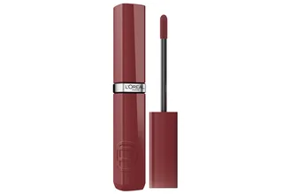 Lippenstift INFAILLIBLE LAQUE RESISTANCE 16H, mit intensiver Farbe und Glanz, bis zu 16 Stunden Halt fra L'Oréal Paris i Rød – produktbillede 1 af 3