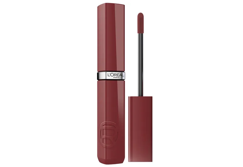 Lippenstift INFAILLIBLE LAQUE RESISTANCE 16H, mit intensiver Farbe und Glanz, bis zu 16 Stunden Halt fra L'Oréal Paris i Rød – produktbillede 1 af 3