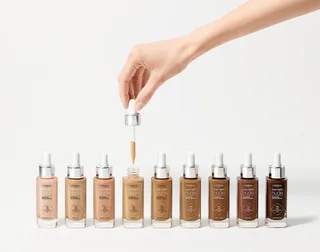 Perfect Match nude opvullend getint serum Getinte gezichtscrème fra L'Oréal Paris i Lichtbruin, 30 ml – produktbillede 2 af 5