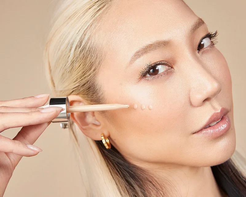 Perfect Match nude opvullend getint serum Getinte gezichtscrème fra L'Oréal Paris i Lichtbruin, 30 ml – produktbillede 4 af 5