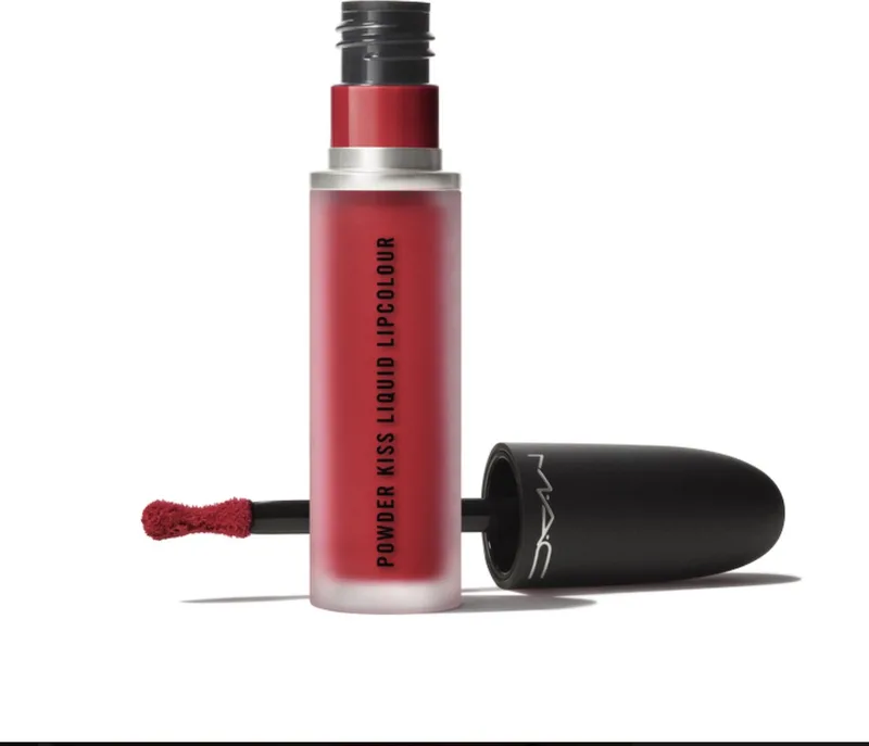 Powder Kiss Liquid Lipcolour - 975 Ruby Woo von MAC in #975 Ruby Boo – Produktfoto