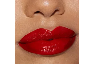 Lippenstift SUPER STAY VINYL INK, mit mattem Finish, flüssige Textur, bis zu 16h Halt von Maybelline in Rot – Produktfoto 5 von 5