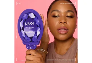 Bridgerton Royal Shimmer Skin Illuminating Powder Highlighter von NYX Professional Makeup in Lichtbruin, 1 st – Produktfoto 2 von 5