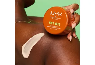Fat Oil Shimmer Body Butter Caramelt Mami Body Butter fra NYX Professional Makeup i 50 ml – produktbillede 4 af 4