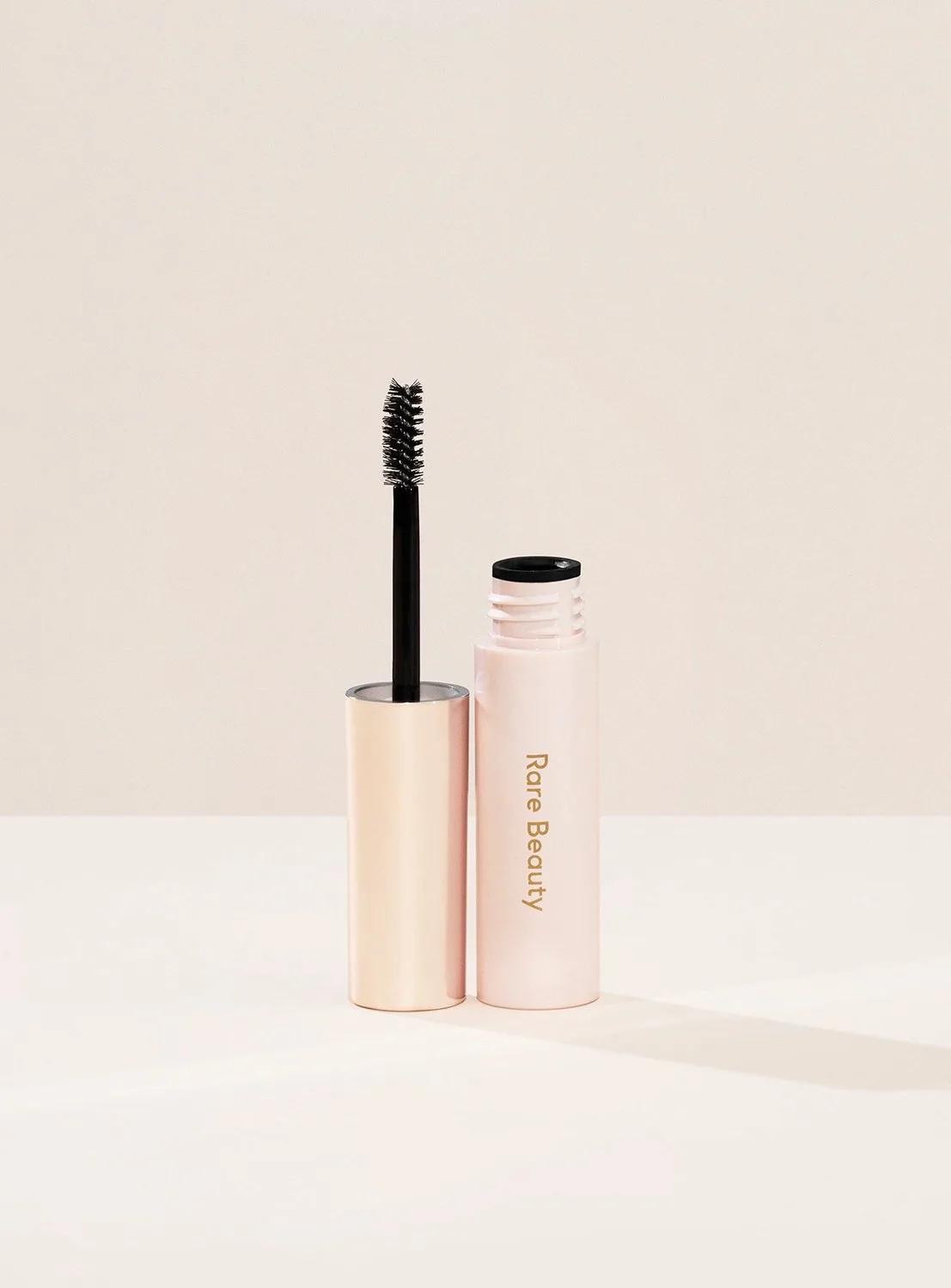 Brow Harmony Flexible Lifting Gel - Transparante wenkbrauwgel 4,5 g by Rare Beauty in Transparent – product photo