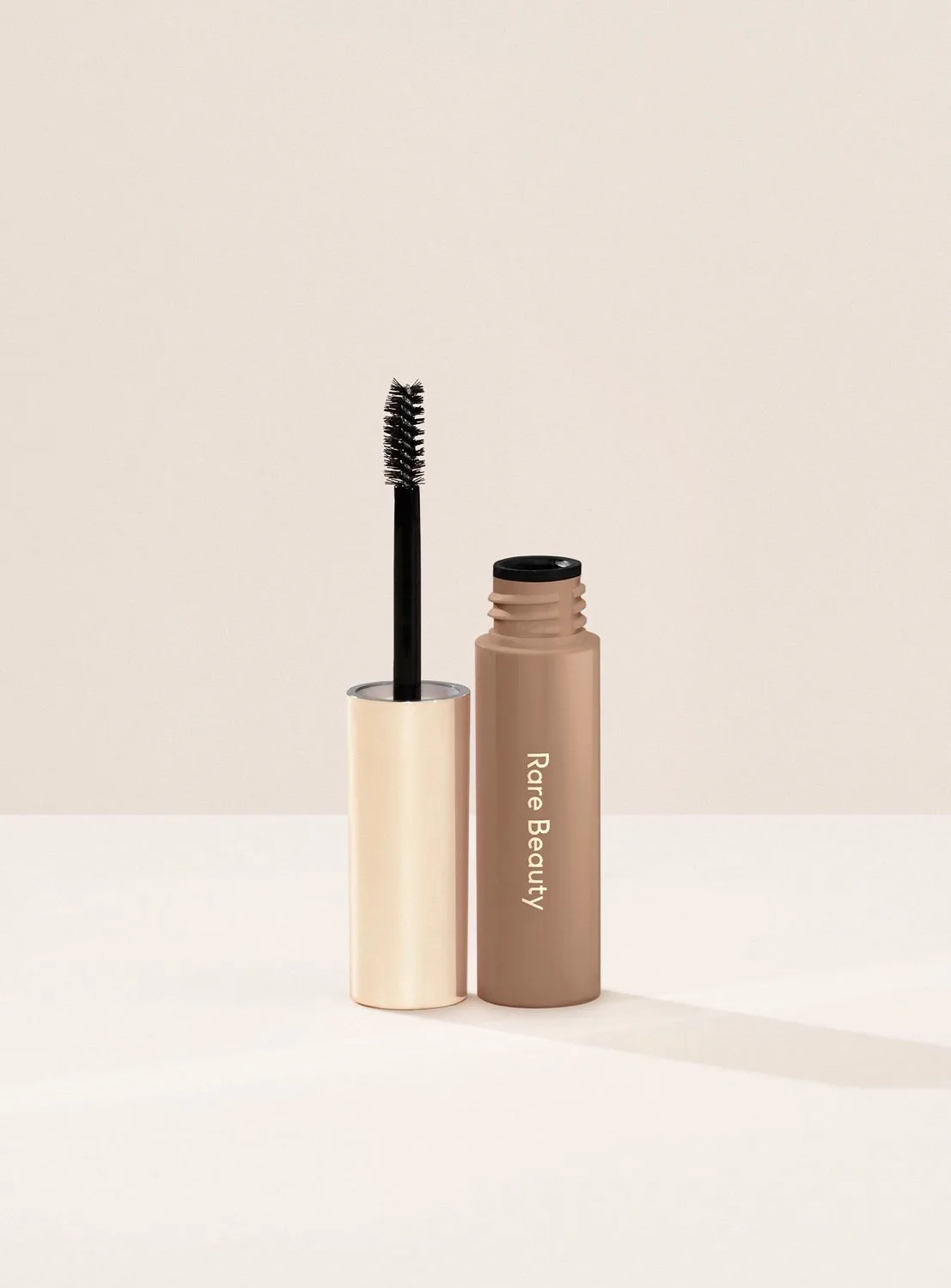 Brow Harmony Tinted Flexible Lifting Gel - Getinte wenkbrauwgel 4,5 g by Rare Beauty in Soft Blonde – product photo