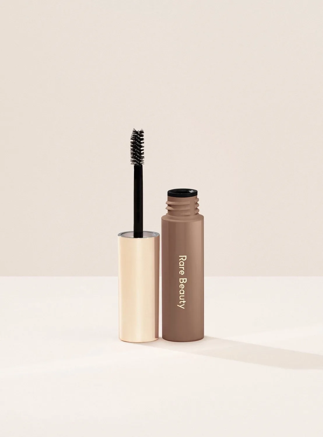 Brow Harmony Tinted Flexible Lifting Gel - Getinte wenkbrauwgel 4,5 g by Rare Beauty in Rich Taupe – product photo