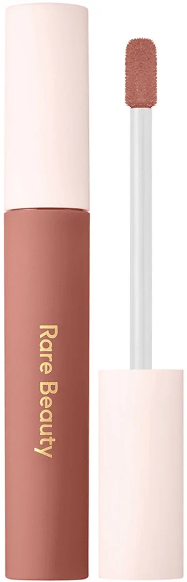 Lip Soufflé Matte Lip Cream – Luchtige Matte Lip Cream by Rare Beauty in Courage – product photo