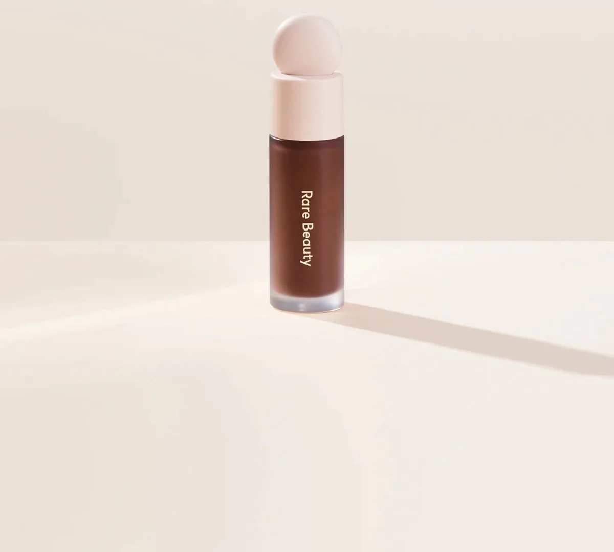 Liquid Touch Brightening Concealer - Vloeibare concealer 7,5 ml by Rare Beauty in 540C – product photo