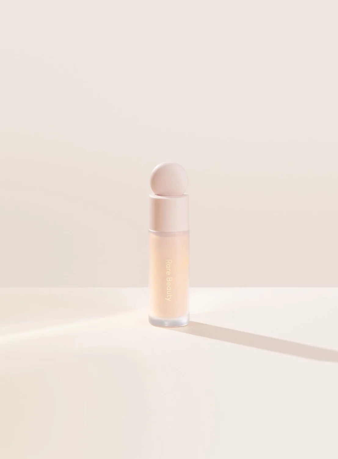 Liquid Touch Brightening Concealer - Vloeibare concealer 7,5 ml by Rare Beauty in 110N – product photo
