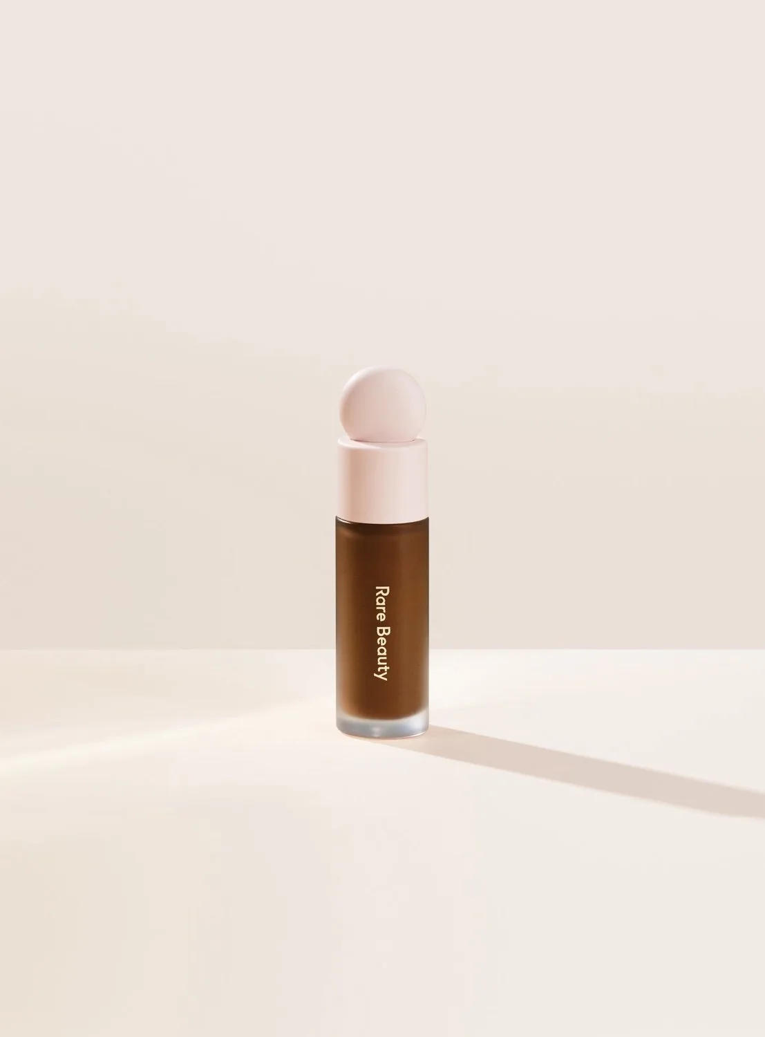 Liquid Touch Brightening Concealer - Vloeibare concealer 7,5 ml by Rare Beauty in 520W – product photo