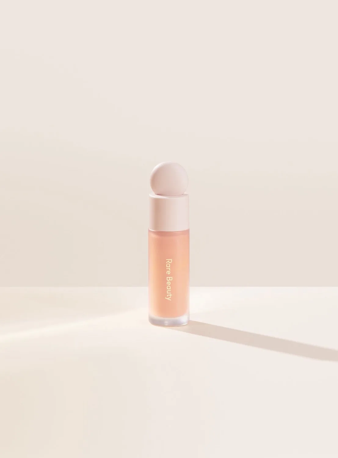 Liquid Touch Brightening Concealer - Vloeibare concealer 7,5 ml by Rare Beauty in 160C – product photo
