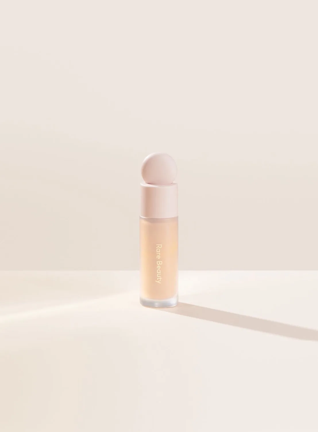 Liquid Touch Brightening Concealer - Vloeibare concealer 7,5 ml by Rare Beauty in 120C – product photo