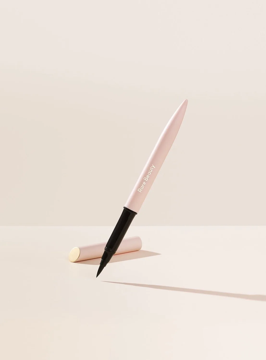 Perfect Strokes Matte Liquid Liner - Vloeibare eyeliner 0,9 ml by Rare Beauty in Black – product photo