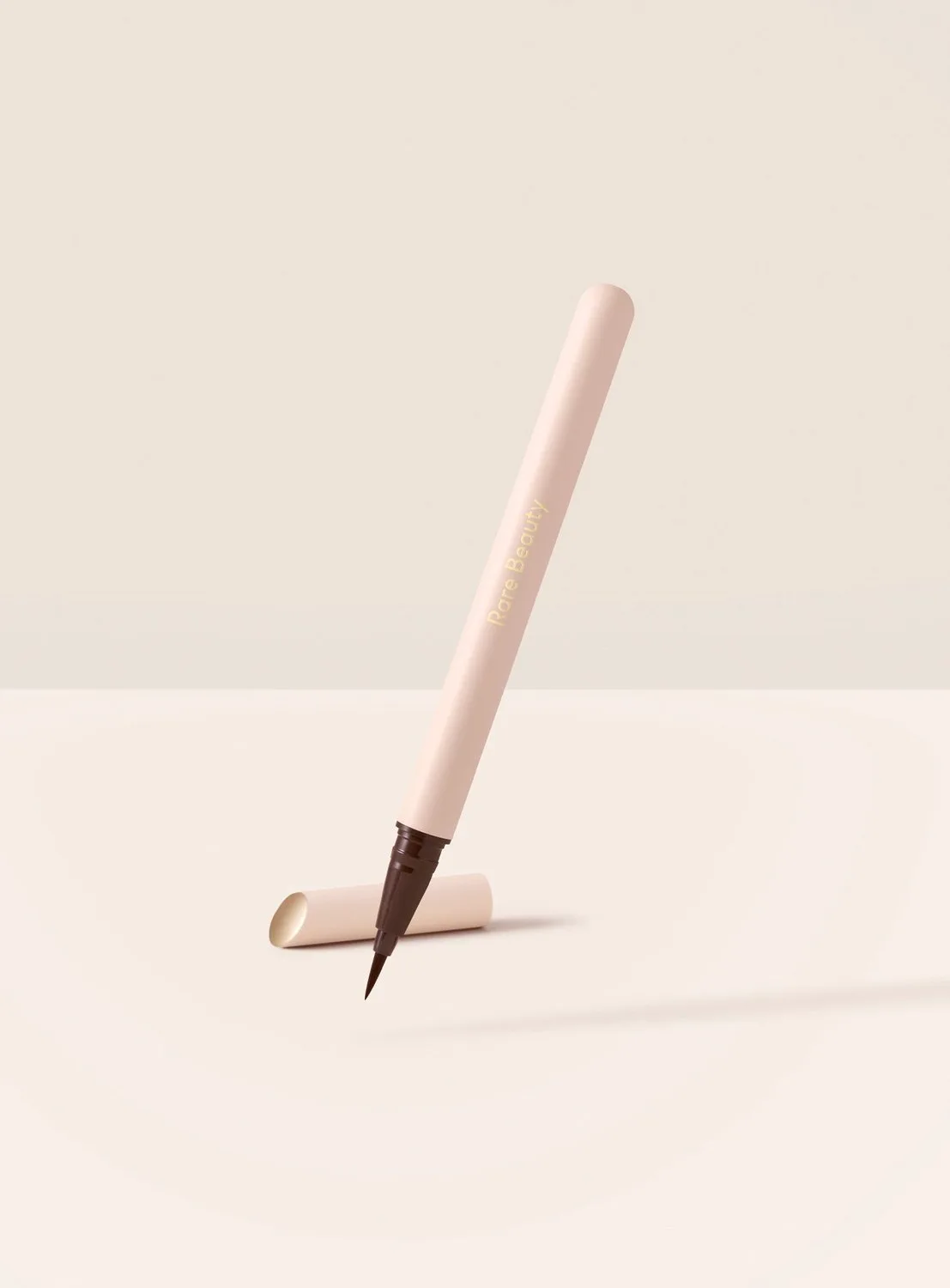 Perfect Strokes Matte Liquid Liner - Vloeibare eyeliner 0,9 ml van Rare Beauty in Bruin – productfoto