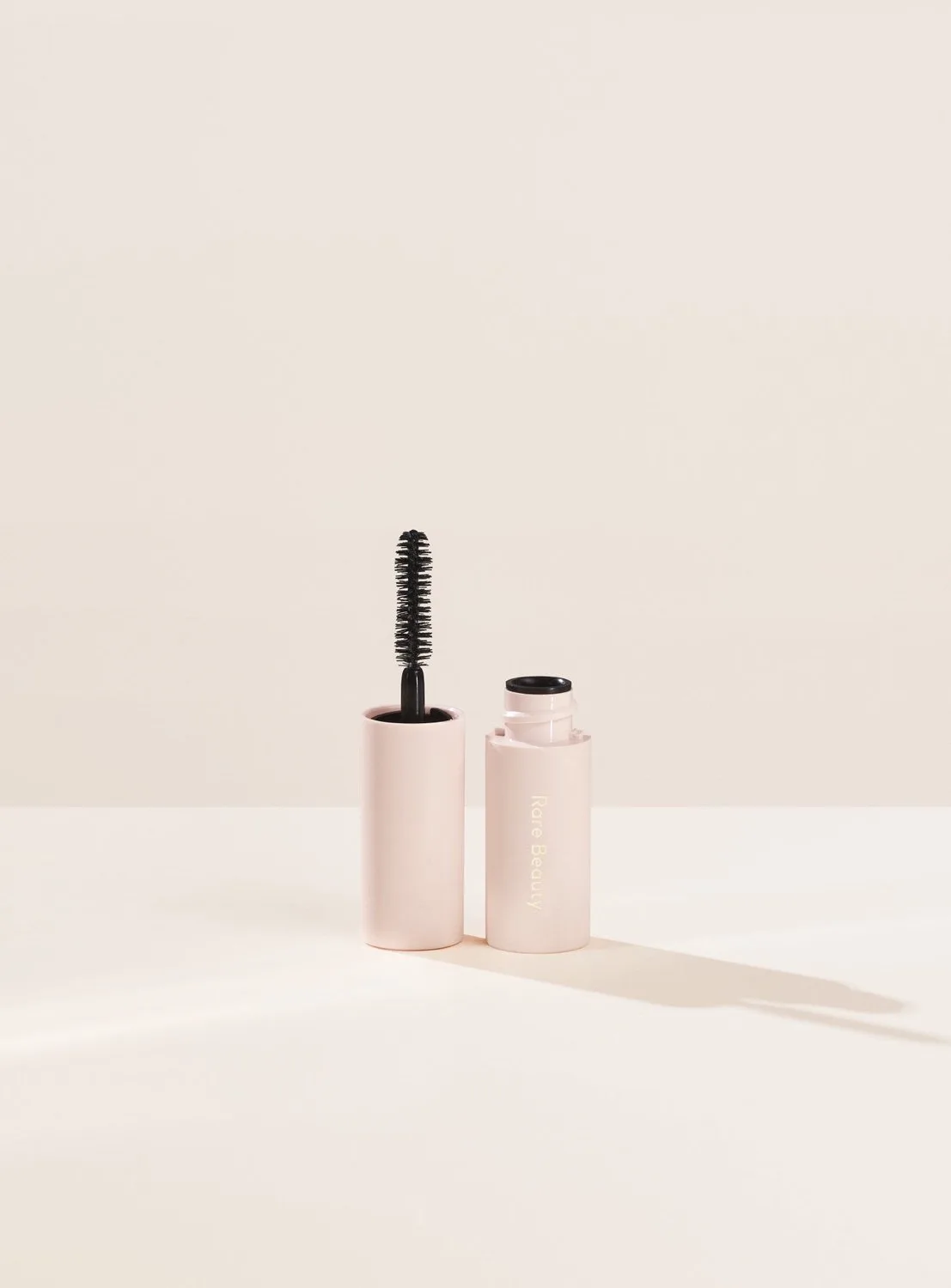 Perfect Strokes Universal Volumizing Mascara Mini - Mascara mini 8 ml van Rare Beauty in Zwart – productfoto