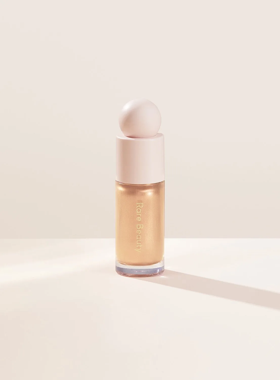 Positive Light Liquid Luminizer - Vloeibare highlighter 15 ml van Rare Beauty in Exhilarate – productfoto
