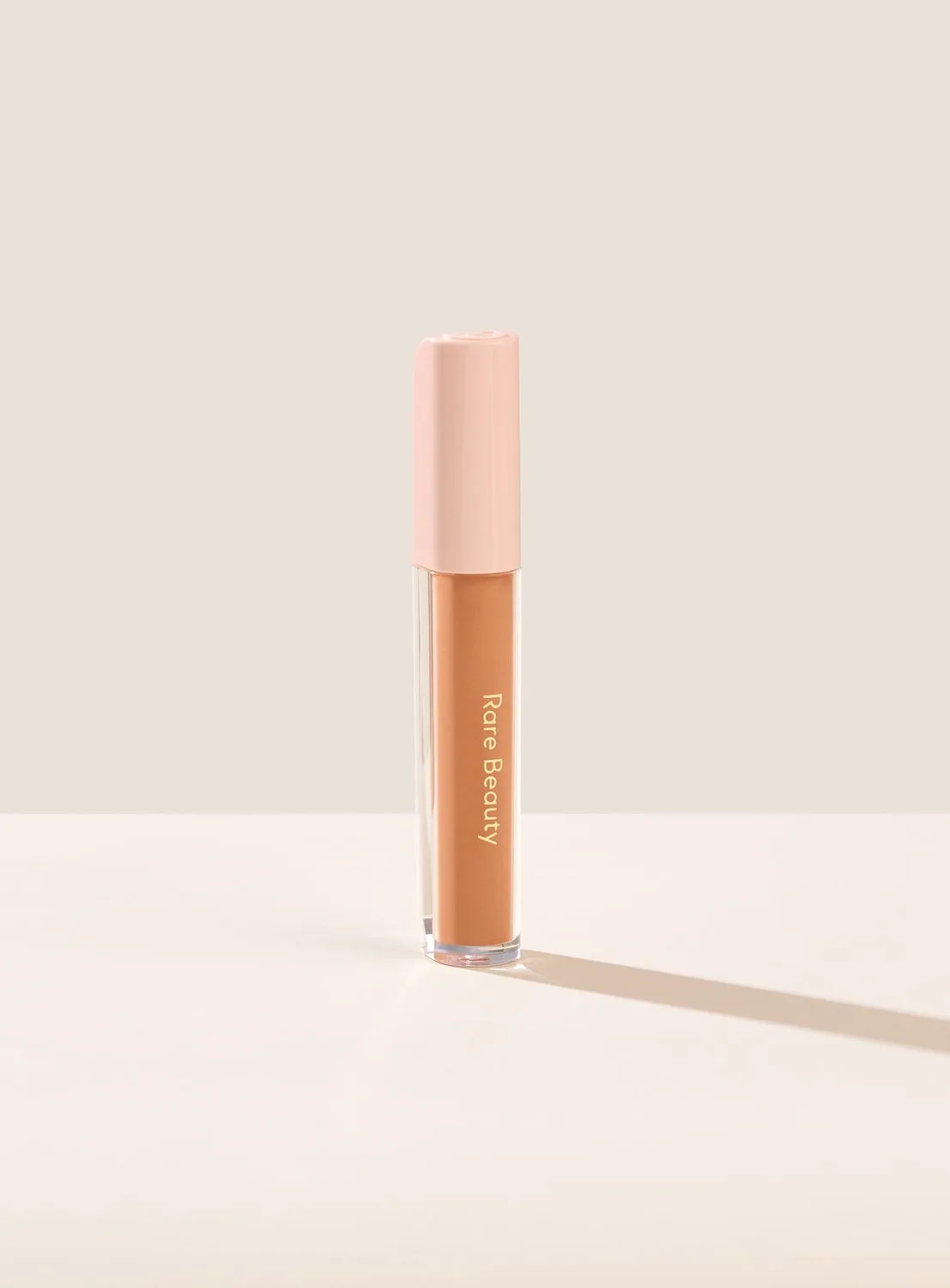 Positive Light Under Eye Brightener - Vloeibare concealer 4 ml van Rare Beauty in Medium Tan – productfoto
