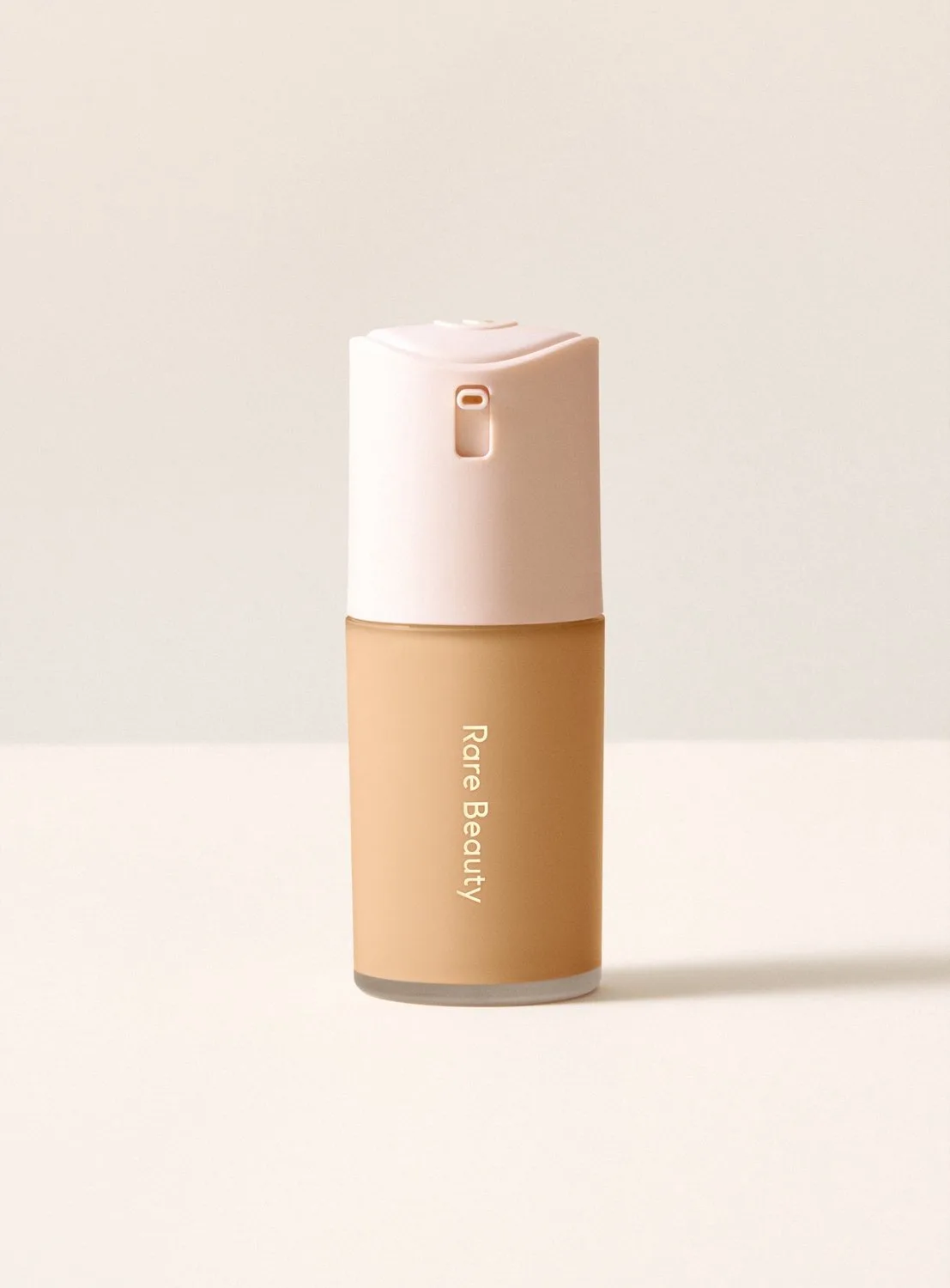 True to Myself Natural Matte Longwear Foundation - Foundation 30 ml - 15 Light Medium Neutral by Rare Beauty in 15 Light Medium Neutral – product photo
