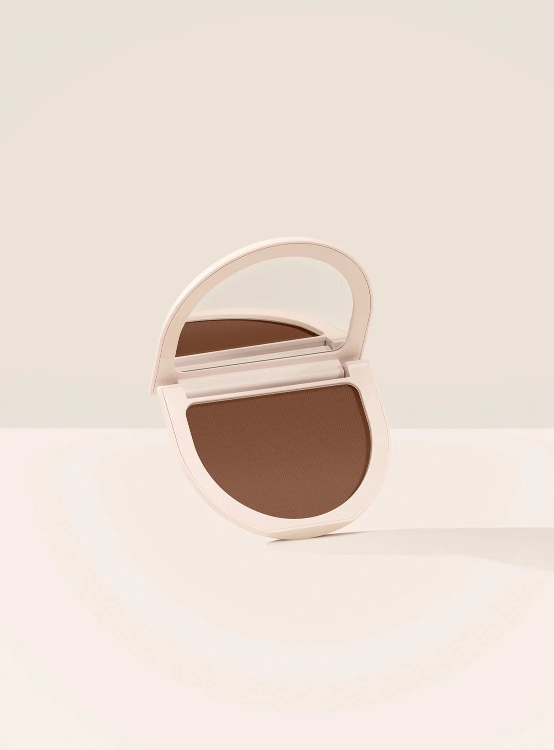 True to Myself Tinted Pressed Finishing Powder - Getinte poeder 8 g van Rare Beauty in Sepia – productfoto